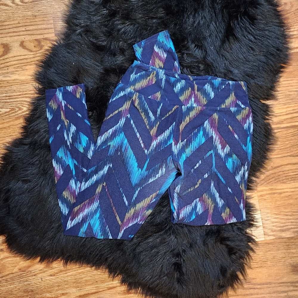One Size LuLaRoe Chevron Brush Stroke Pattern Leggings with blue background